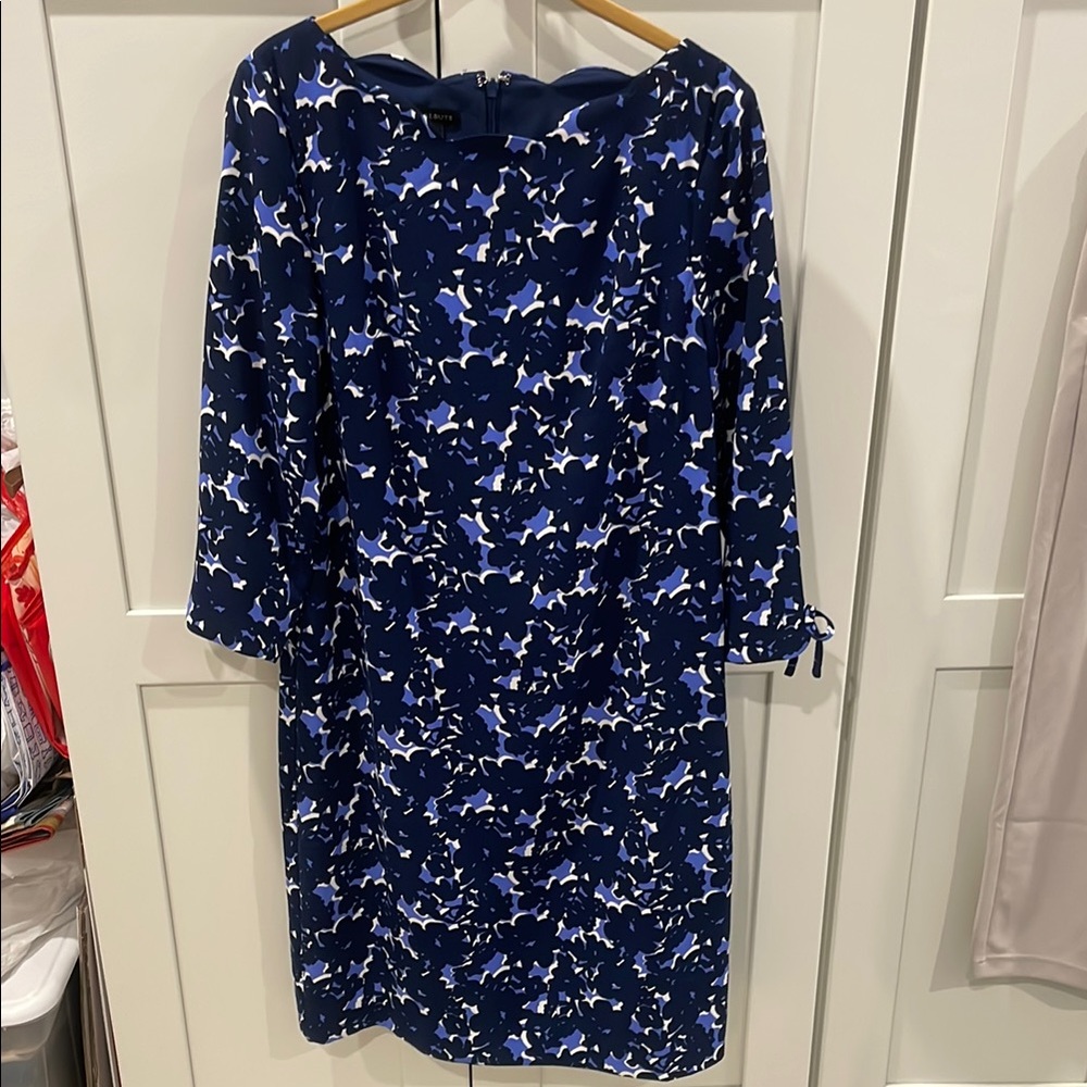 Talbots size 2 knee length dress, cute scallop around neck, 3/4 sleeve with tie
